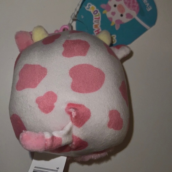 New Evangelica the Pink Cow Keychain Valentine's Day 2023 Squishmallow Clip - Picture 2 of 3